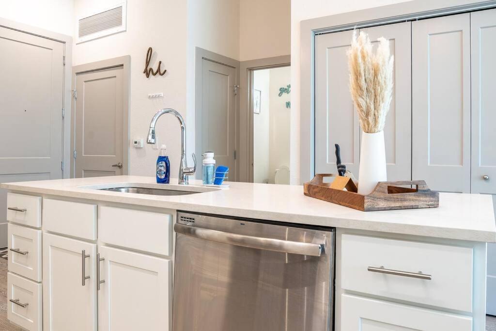 Beautiful Riverwalk Apt With Full Amenities, King Bed & Free Parking San Antonio Eksteriør billede