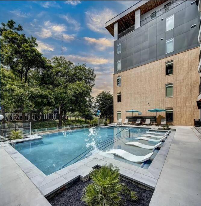 Beautiful Riverwalk Apt With Full Amenities, King Bed & Free Parking San Antonio Eksteriør billede