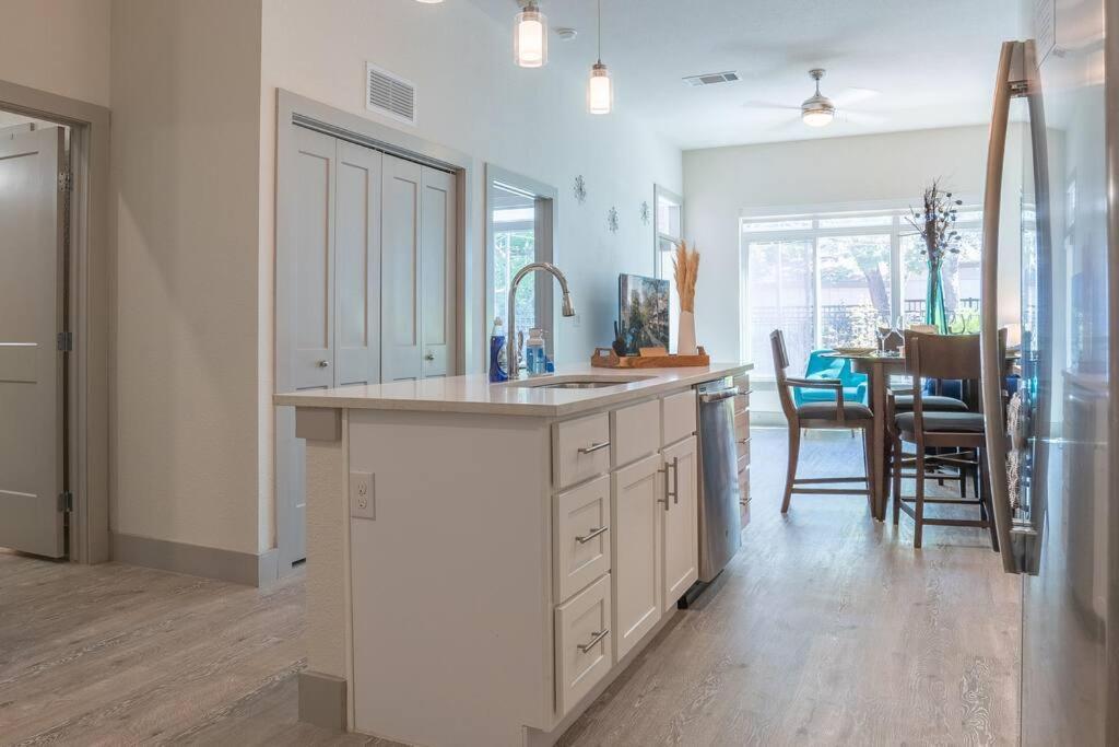 Beautiful Riverwalk Apt With Full Amenities, King Bed & Free Parking San Antonio Eksteriør billede